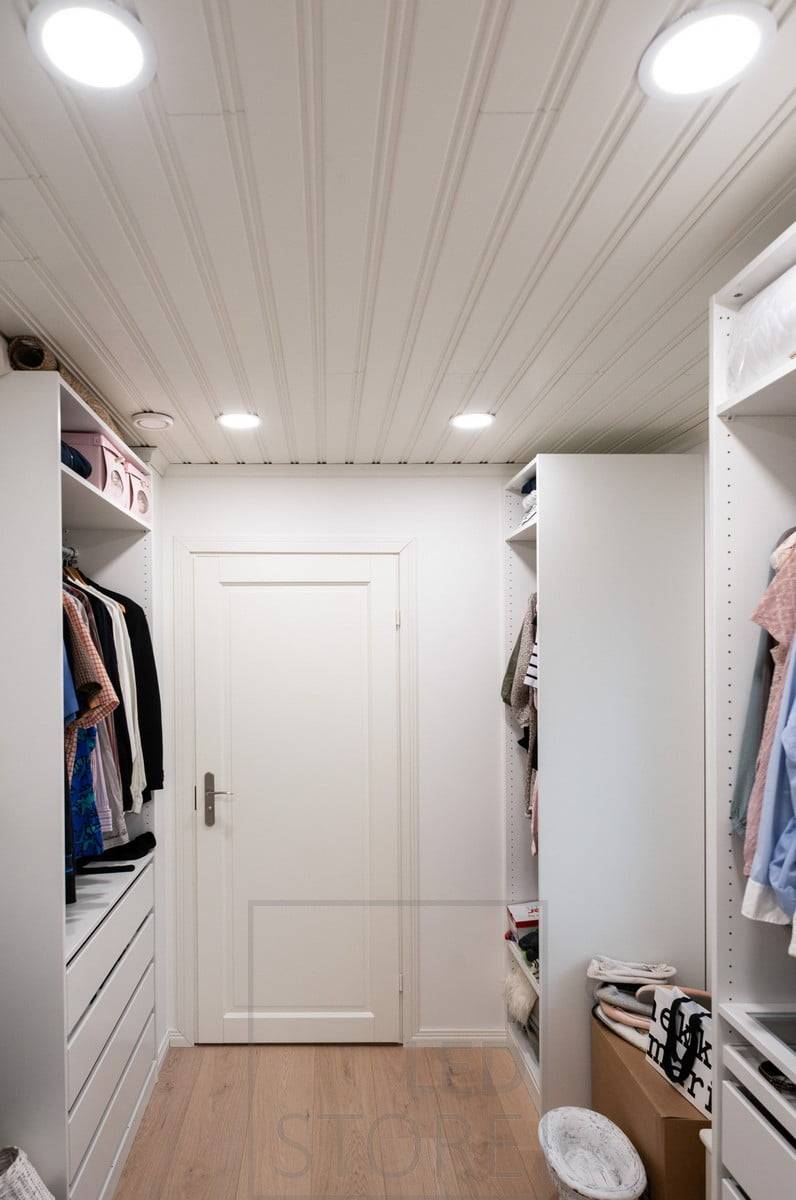 En el armario, los paneles LED circulares iluminan una agradable luz uniforme con una excelente reproducción cromática. Ledstore.fi